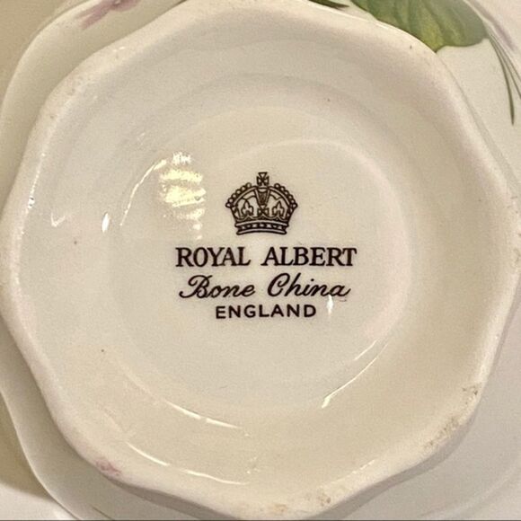 Royal Albert Purple Violets Tea Cup & Saucer - Picture 5 of 5